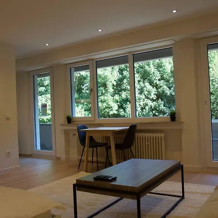 Fully Renovated Studio Flat With Own Parking Apartment *